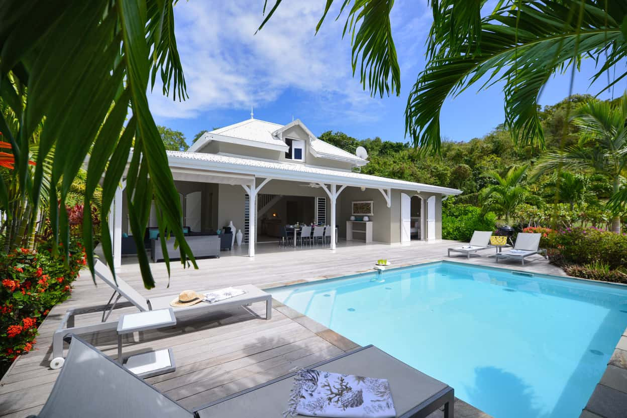 Palmiers Mer 7M location villa de luxe le Vauclin Martinique piscine vue mer - La villa ouverte sur la piscine avec un vaste deck