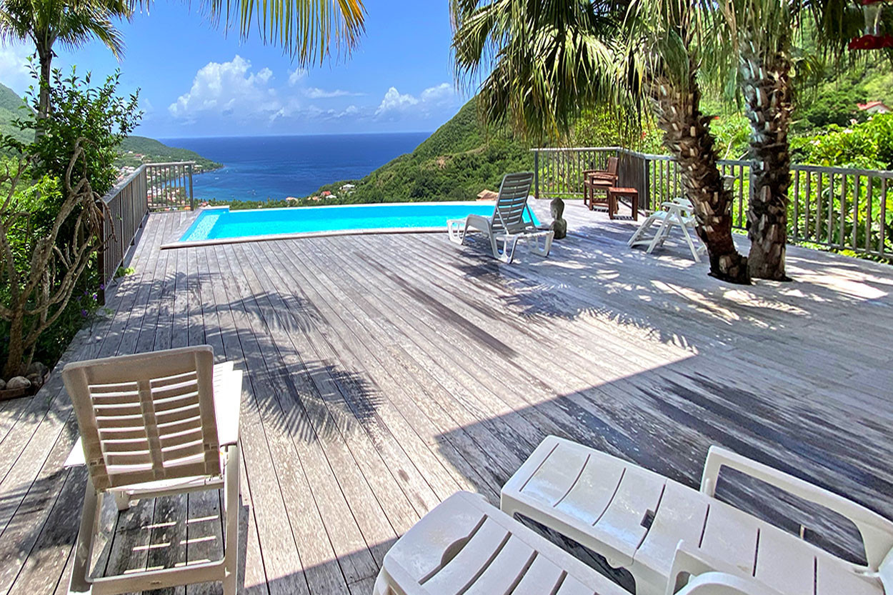 Magnifique Studio location Petite Anse Martinique piscine - L'arrivée et la vue époustouflante du studio