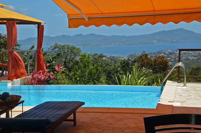 La Maison de BALATA location Martinique piscine vue mer sur la baie de Fort de France - La piscine est face à la mer aux eaux cristallines Baignades, détente et farniente au programme