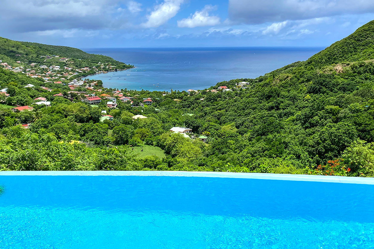 Magnifique T2 rental Petite Anse d'Arlet Martinique pool sea view - Piscine à débordement sur la baie de Petite Anse