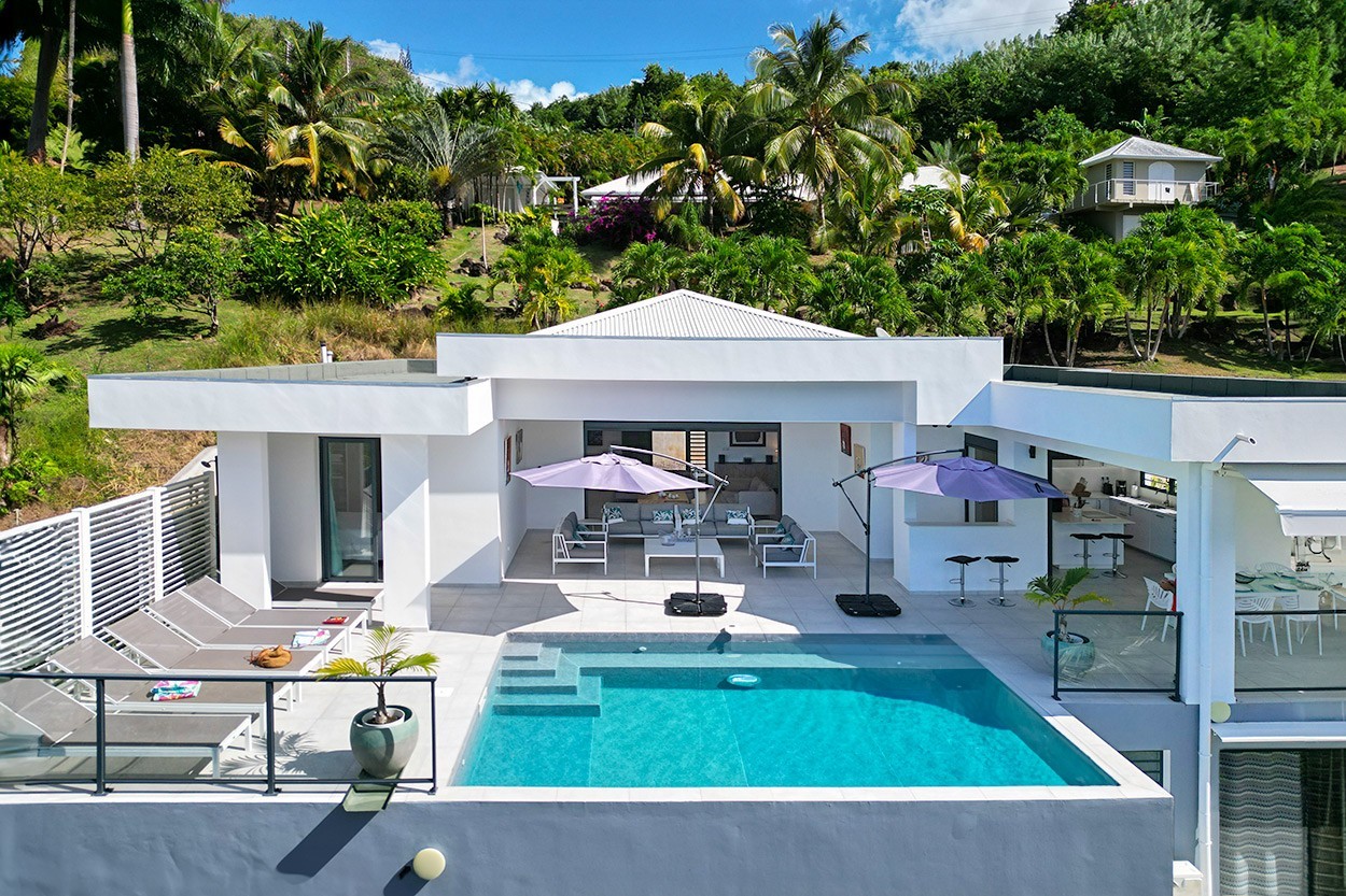 Villa GRECA 3 rooms luxury rental Martinique Case Pilote swimming pool sea view - vue aérienne de la villa d'architecte