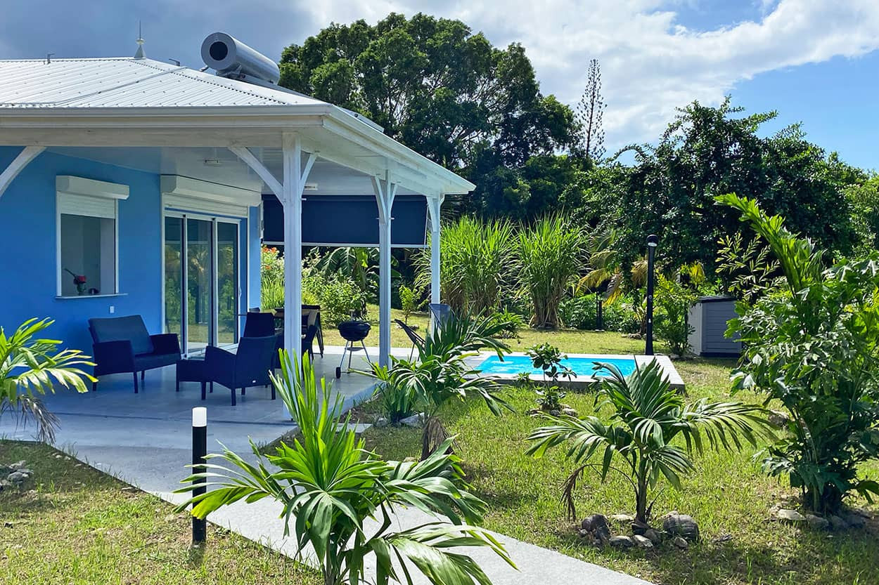 Bungalow BLEU CARAIBES 1 location le Diamant Martinique Piscine location de vacances
