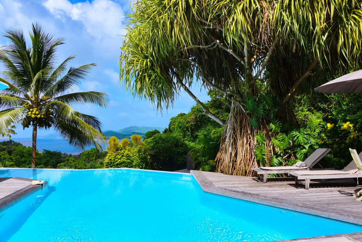 CAP CREOLE location Villa luxe Trinité Martinique maison d'architecte piscine vue mer - La piscine à débordement sur la baie de Trinité