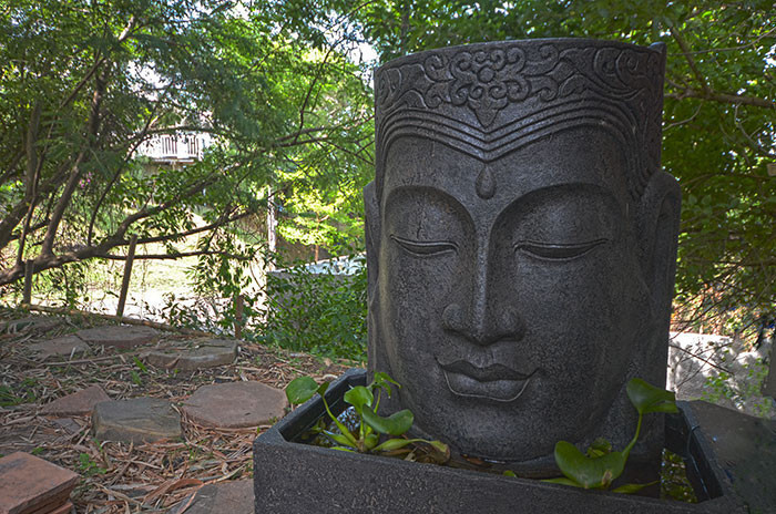 La source zen à l'entrée du bungalow donne le ton du séjour.