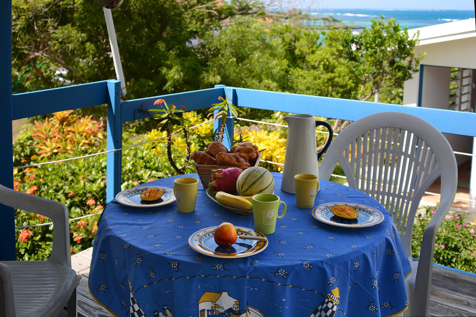 KAZ à CANOT location villa Martinique Le François vue mer piscine location de vacances