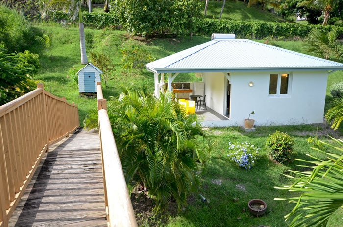 Le bungalow et l'accès à la piscine