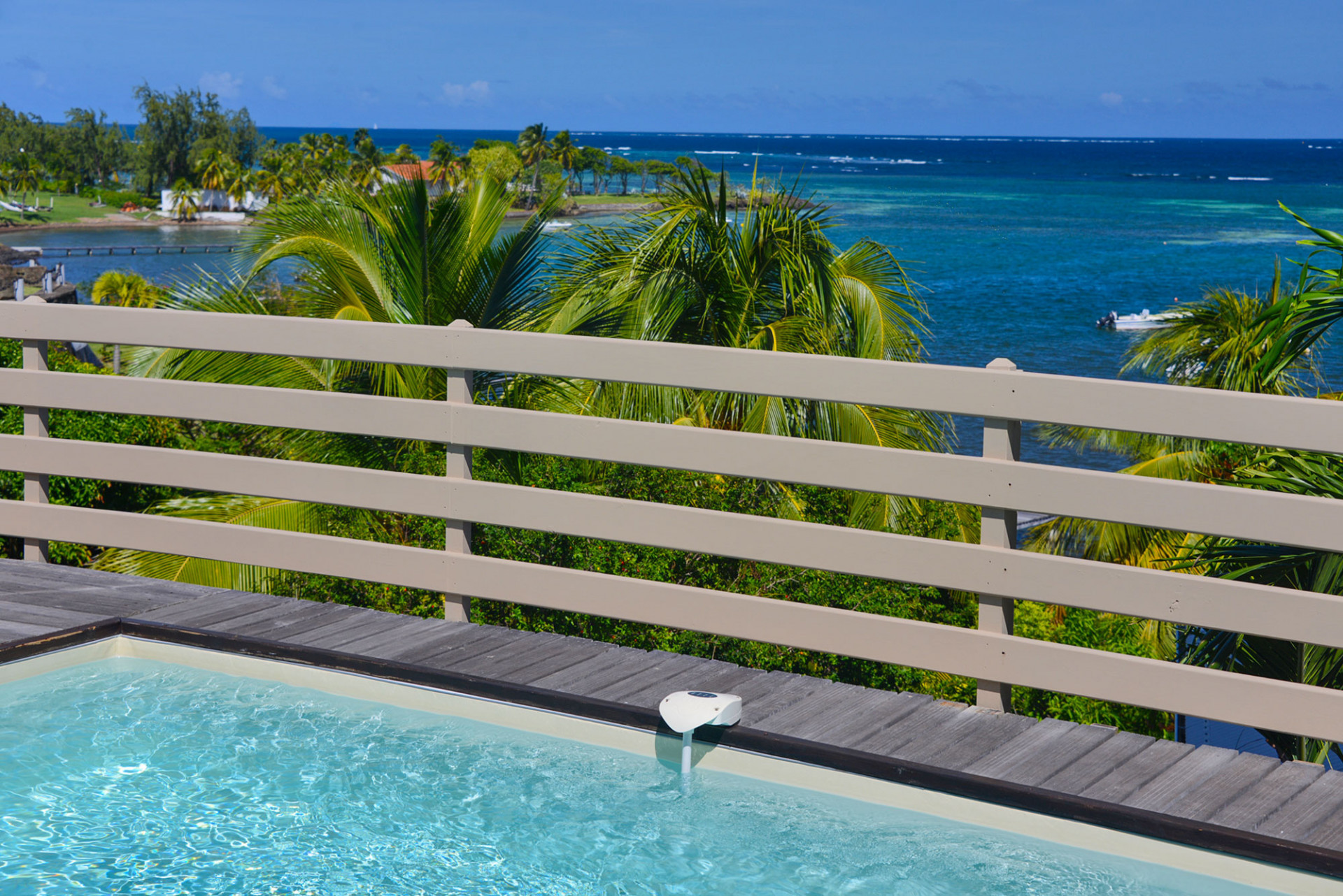 KAZ à CANOT location villa Martinique Le François vue mer piscine location de vacances