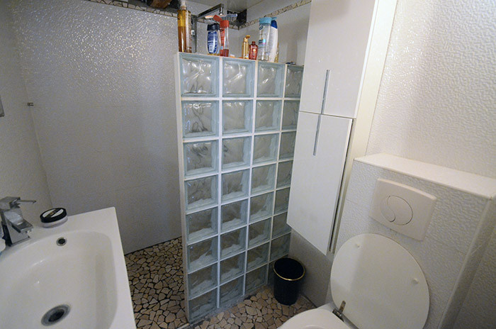 La salle d'eau style bateau et sa douche à l'italienne.
