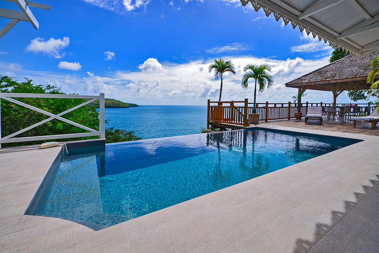 GRAND LARGE Haut de la villa 3 Ch location Grande Anse d'Arlet Martinique piscine vue mer - Vue de la piscine sur la baie des Anses d'Arlet