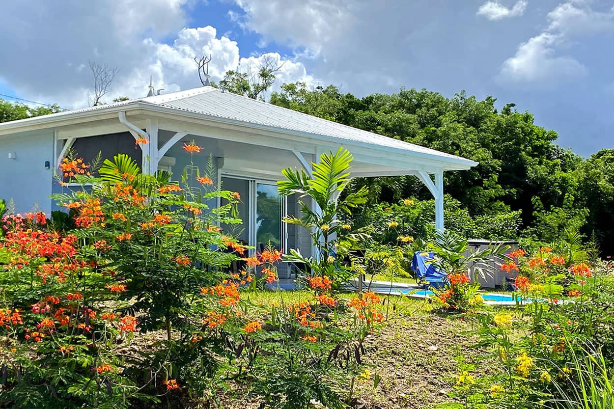 BLEU CARAIBES 2 location bungalow F2 le Diamant Martinique Piscine - Dns un jardin Caraïbes