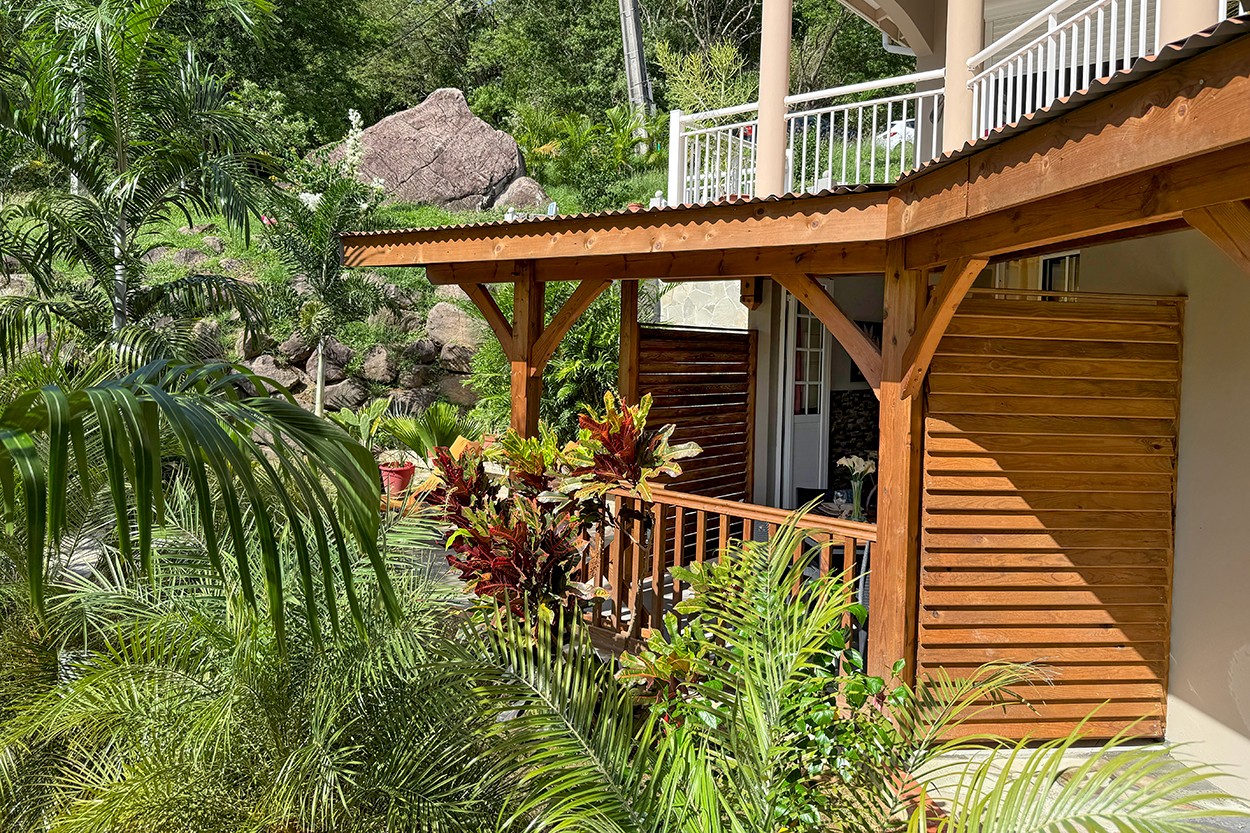 Location Martinique T2 le JARDIN de Petite Anse d'Arlet appartement bas de villa - Dans un joli jardin