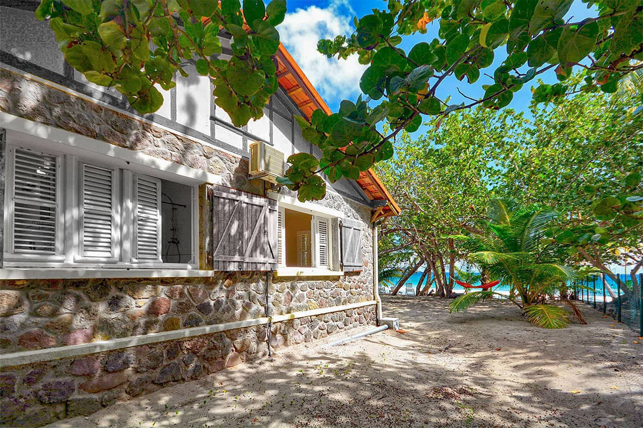 MACATA Location villa Diamant Martinique pieds dans l'eau vacances - plantée sur la plage du Diamant