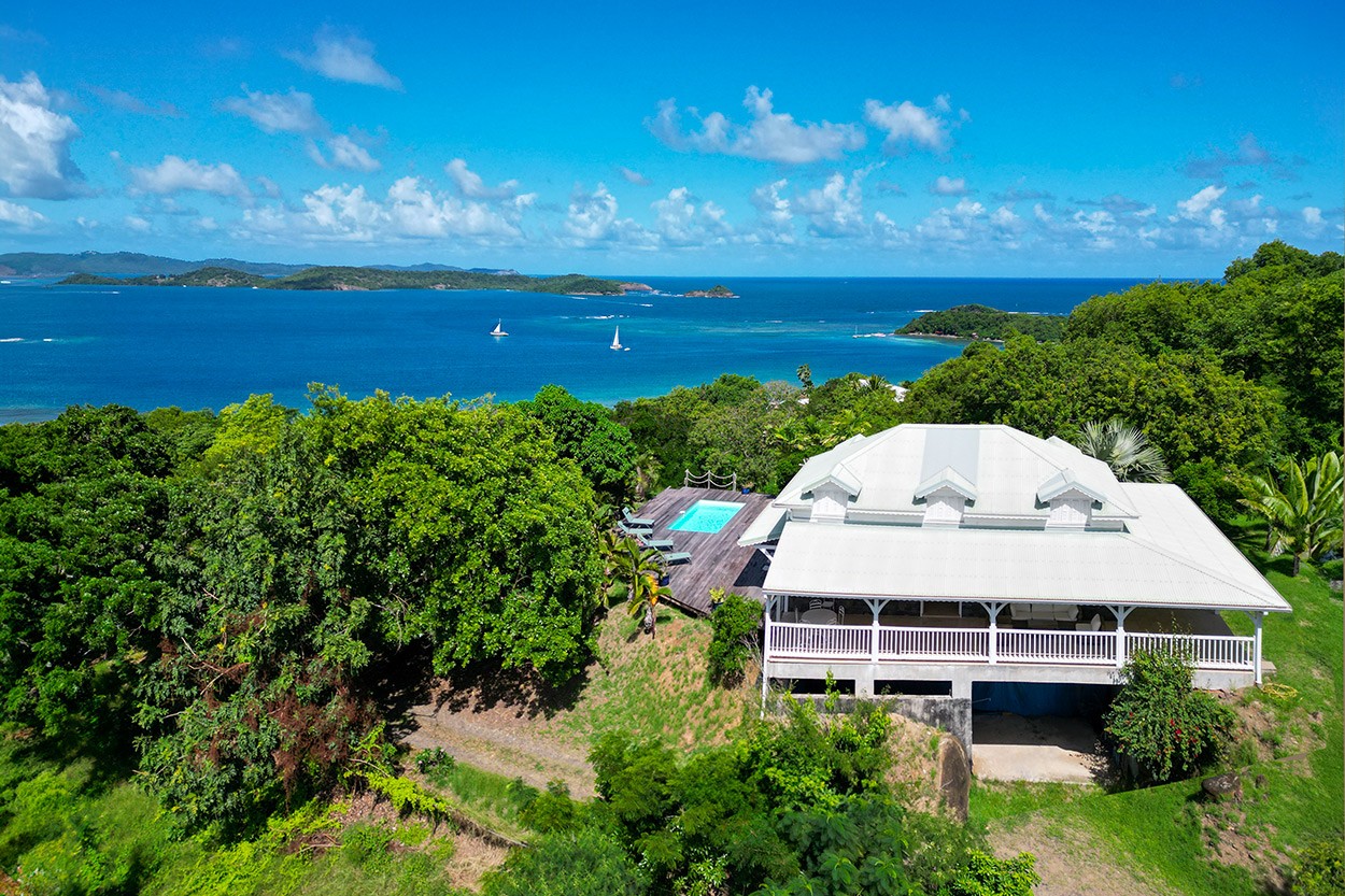La Villa Blanche du Robert location  Martinique grand parc piscine vue mer et ponton - Un coin de paradis au dessus de l'îlet Madame