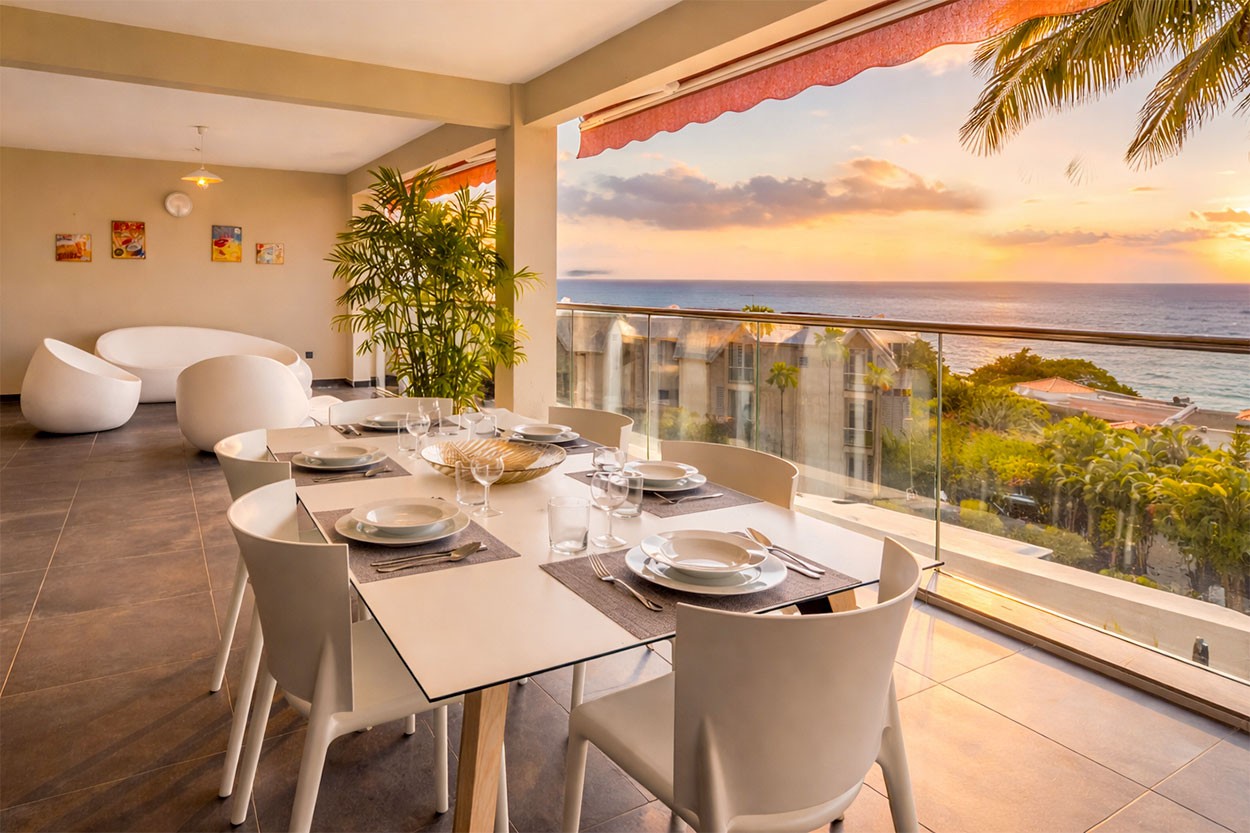 Location appartement de luxe n°11 Schoelcher Martinique vue mer - terrasse vue mer espace repas