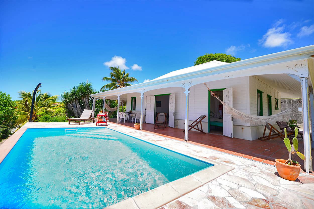 Villa NYMPHEA location Sainte-Anne piscine vue mer et campagne plage de kytesurf - De style créole typique