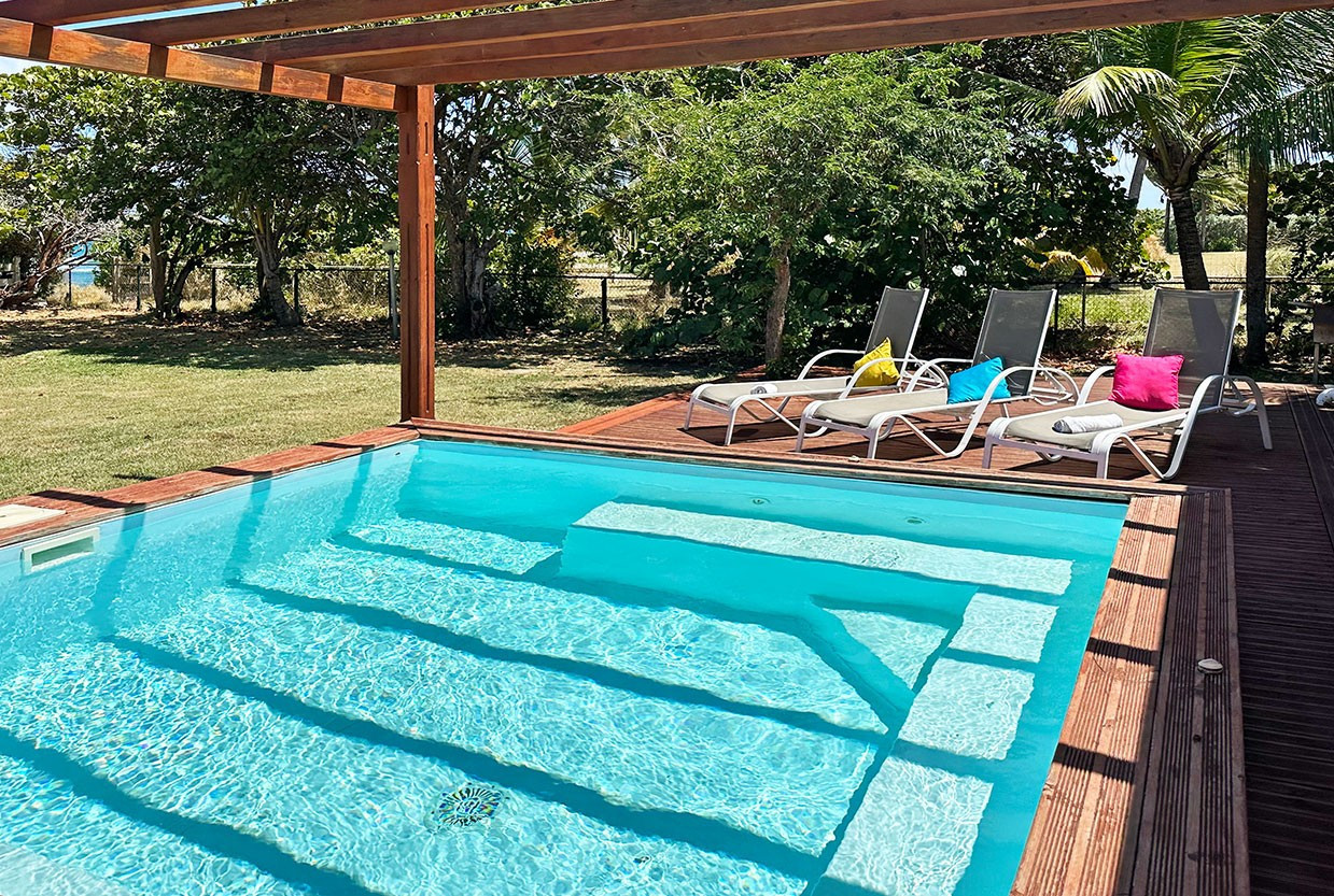 Villa TROPICAL OCEAN 3 rooms for rent Martinique le Vauclin sea side pool - La piscine et ses transats
