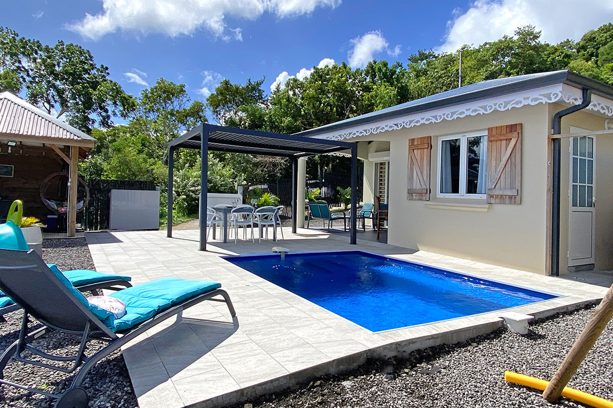 Petite Maison sur les hauts des Trois Ilets location Martinique vue mer piscine - Bienvenue sur les hauteurs des Trois Ilets