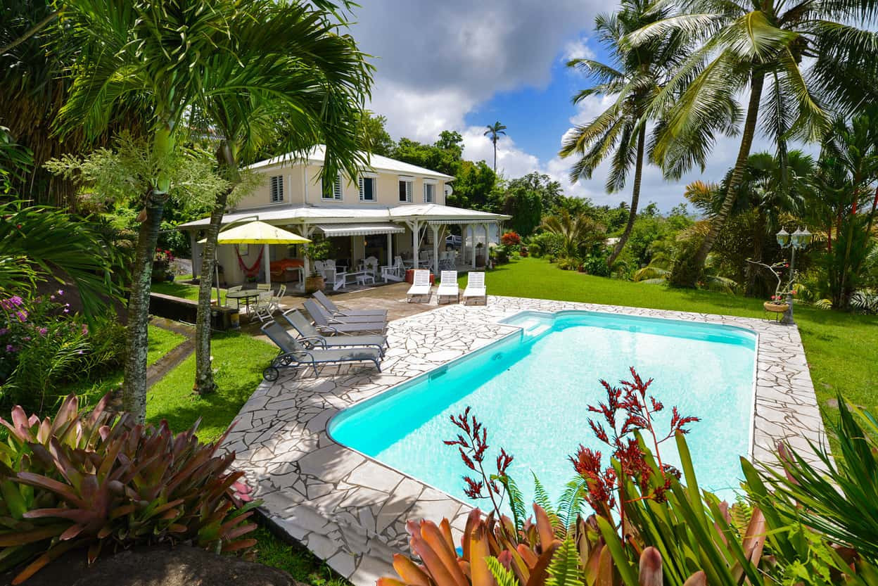 Villa ROCHE VOLCANIQUE location Lamentin piscine 4 chambres centre Martinique - La Roche Volcanique au coeur d'un magnifique jardin