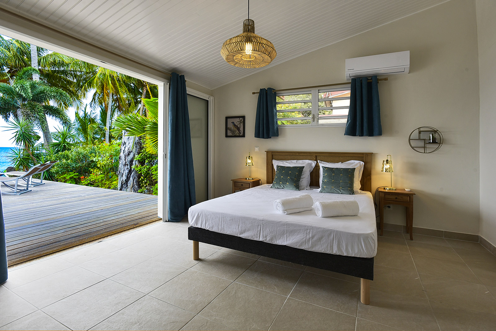 Villa SAINTE PHILOMENE Location Martinique 10 P. sur la plage à Saint