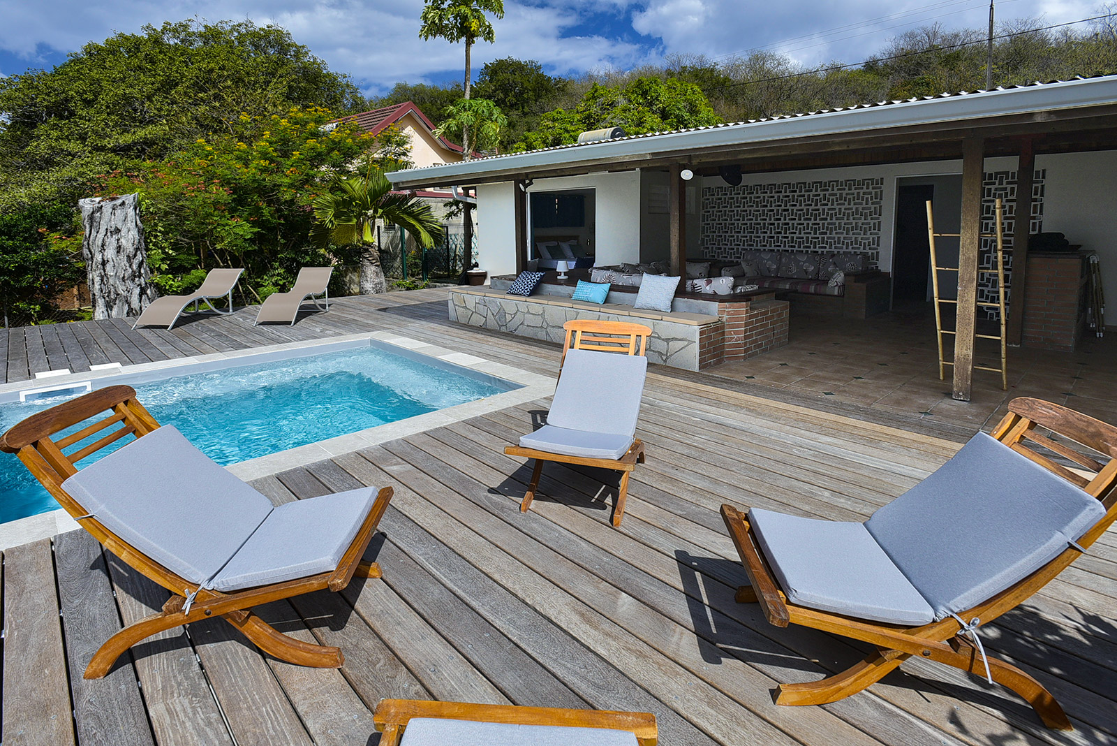 Villa SAINTE PHILOMENE Location Martinique 10 P. sur la plage à Saint