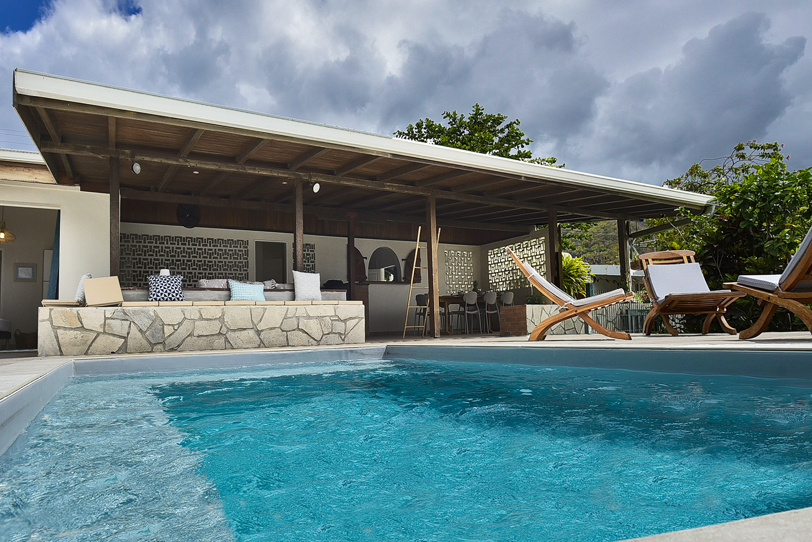 Villa SAINTE PHILOMENE Location Martinique 10 P. sur la plage à Saint