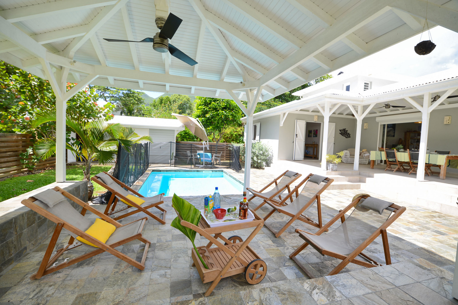Villa sur le Rocher le Diamant Martinique location mer à 50 m piscine - Espace détente au bord de la piscine