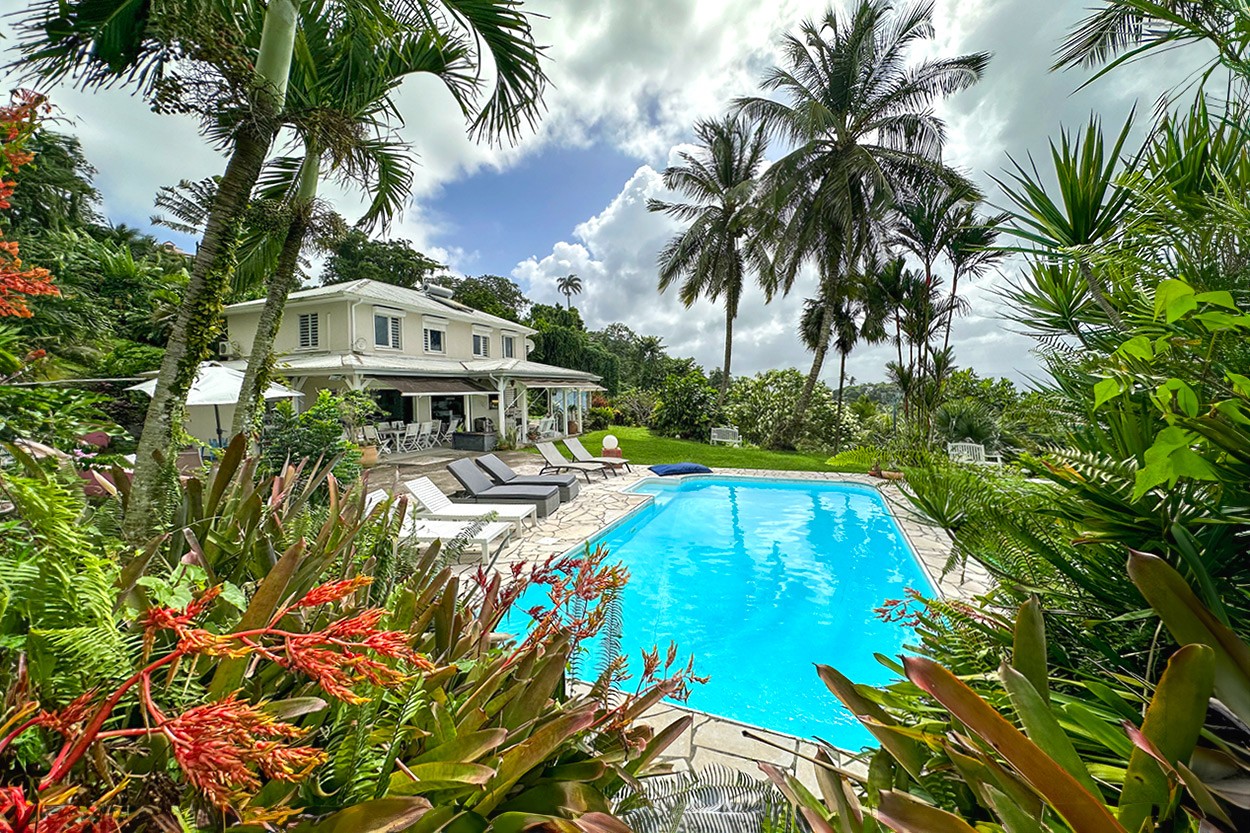 Villa ROCHE VOLCANIQUE location Lamentin piscine 4 chambres centre Martinique - La Roche Volcanique au coeur d'un magnifique jardin