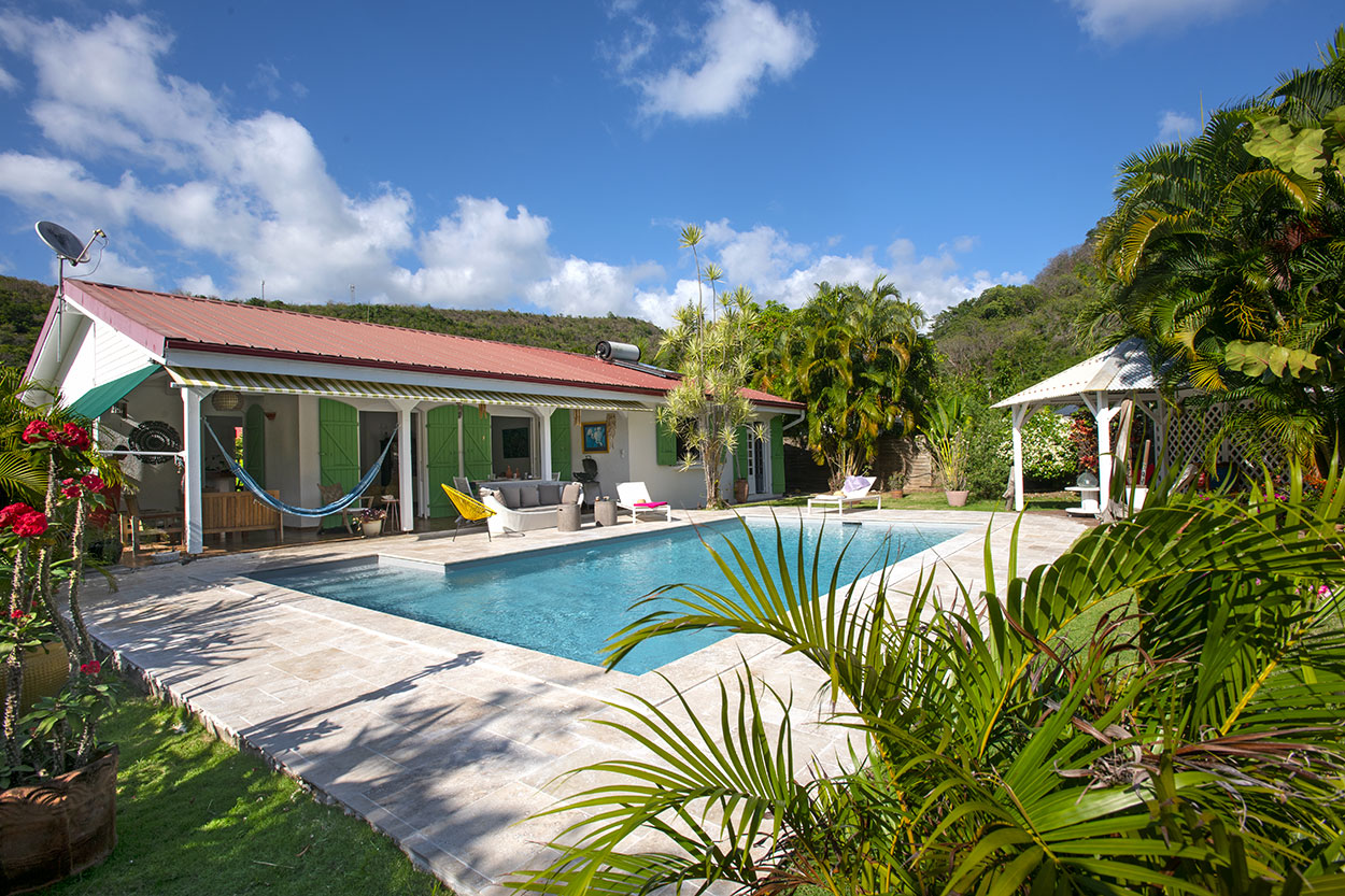 Villa piscine case Pilote Martinique jardin vetiver