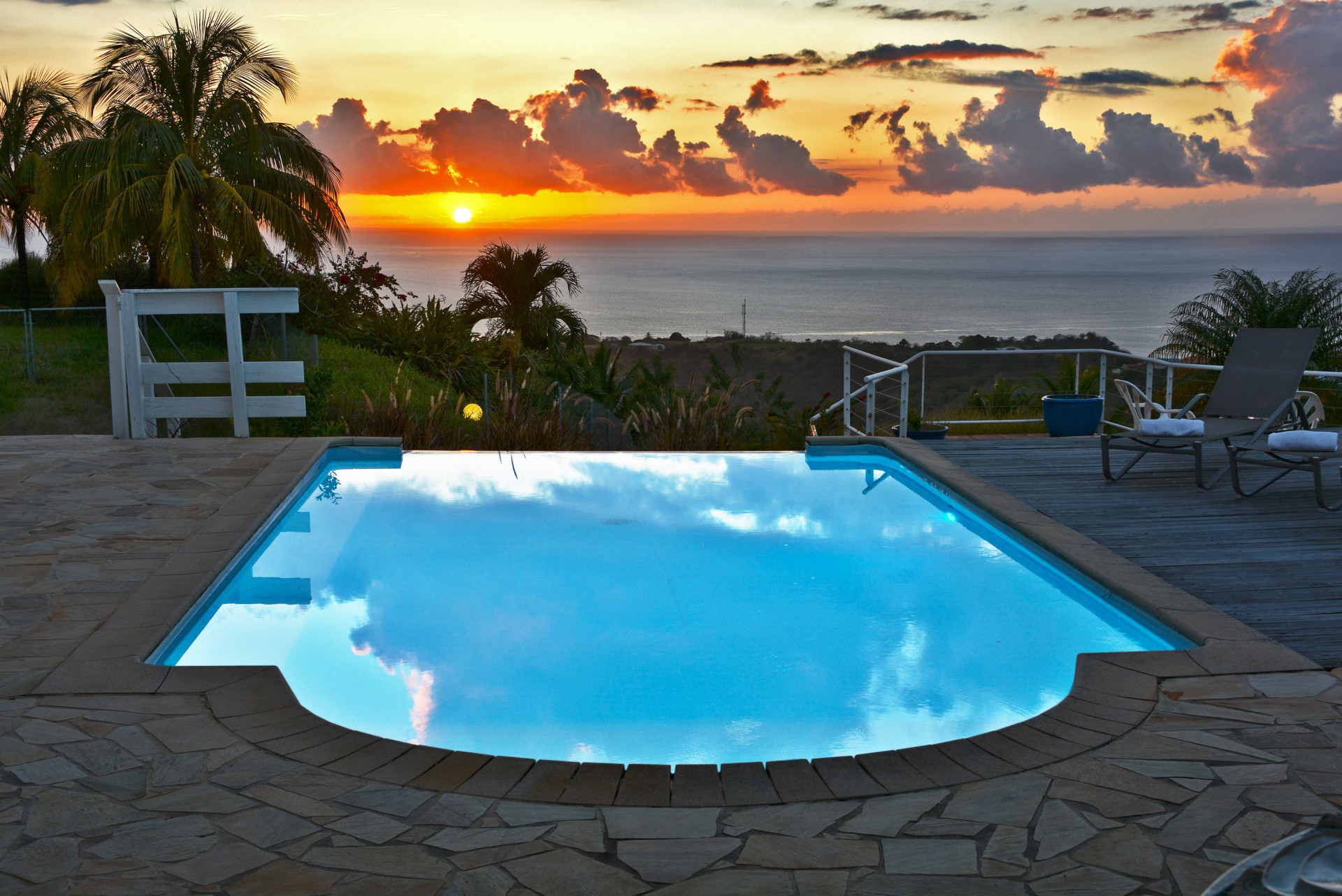 Villa BEL CASE Location Martinique Nord Caraïbe piscine superbes couchers de soleil vue mer le Carbe - Venez voir le rayon vert à Bel Case