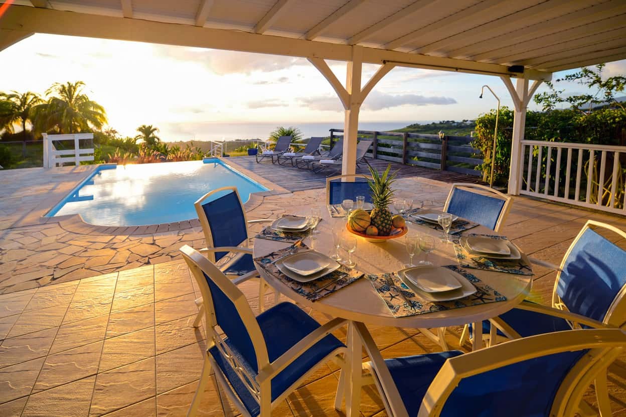La terrasse avec son espace repas et salon face aux couchers de soleil