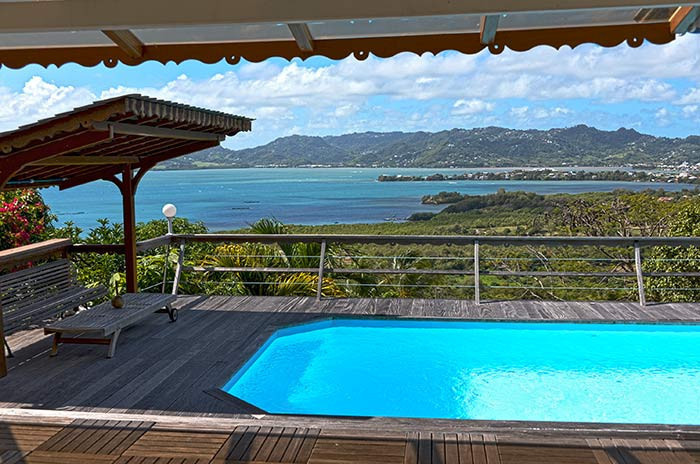 BOIS EXOTIQUE belle vue sur la mer Location piscine Le Robert Martinique - La Piscine devant a maison des propriétaires tès discrêts