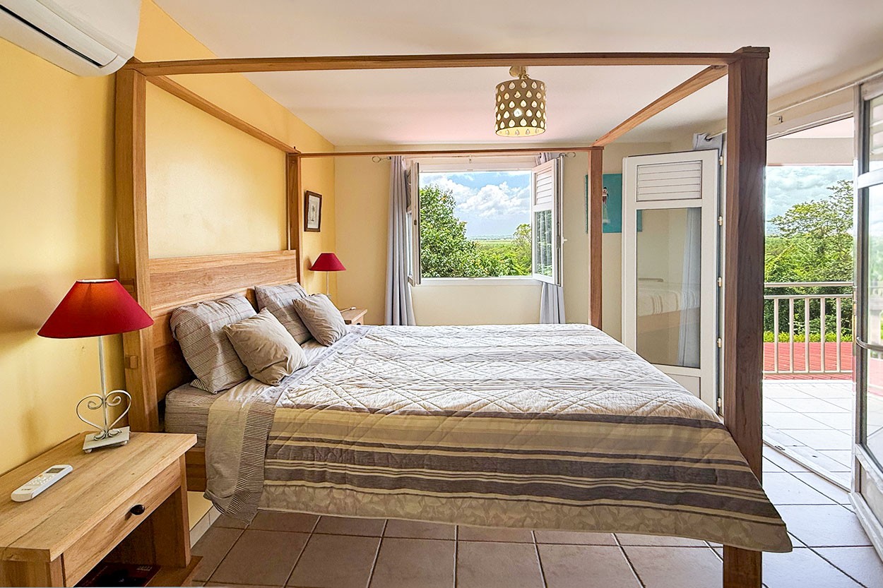 Location Martinique GREEN SUNSET Ducos F3 pour séjour professionnel - La chambre climatisée sur la terrasse