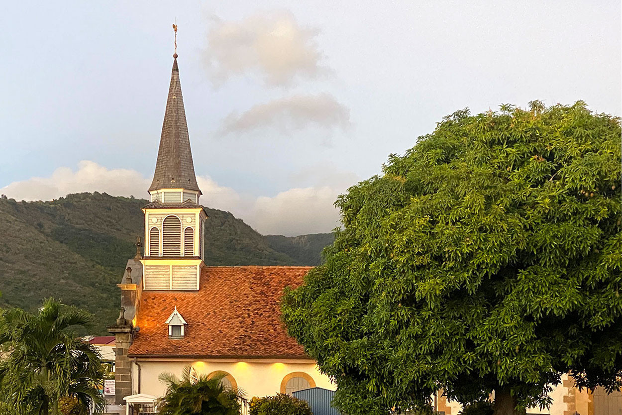 SUR LA PLAGE superbe bas de villa T4 location Martinique Case Pilote