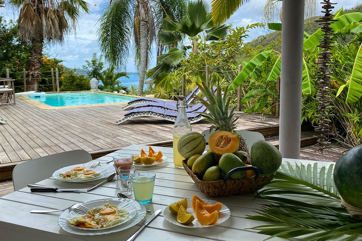 Petit déjeuner sur la terrasse terrasse de la villa Fleur de Coco