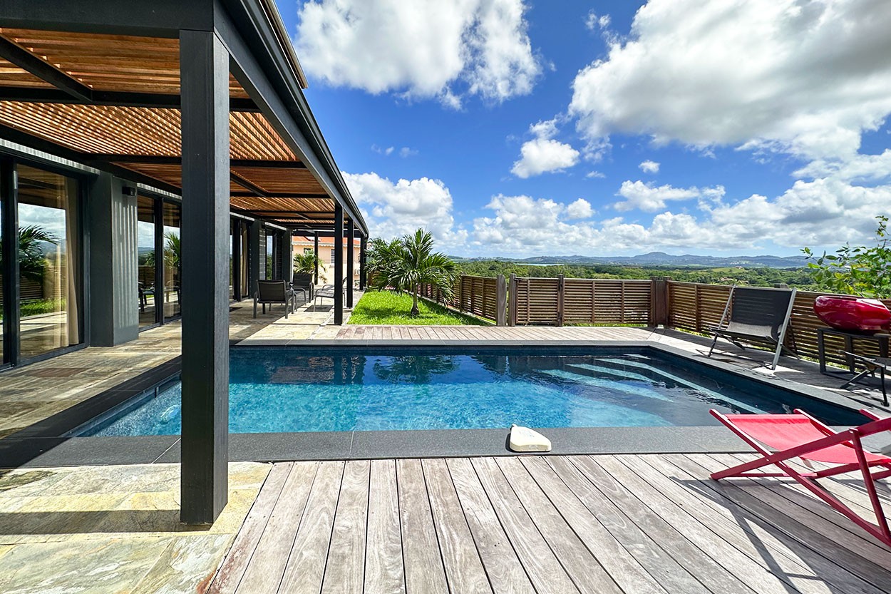 Sublime bas de villa location Trois Ilets Martinique piscine vue mer 2 chambres - Espace piscine