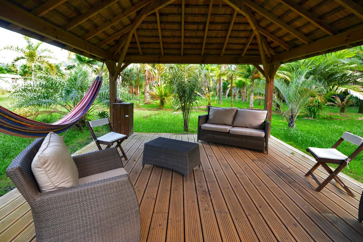 Villa LAS PALMAS location Sud Martinique piscine au mileu d'un jardin