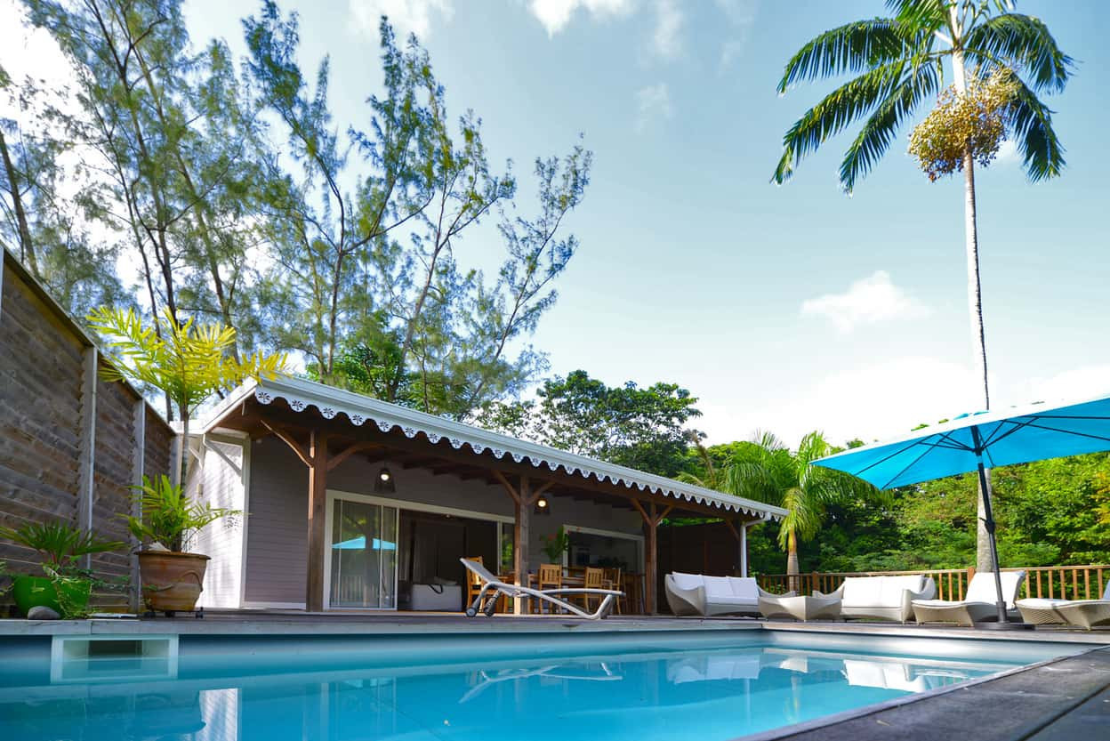 Villa LAS PALMAS location Sud Martinique piscine au mileu d'un jardin