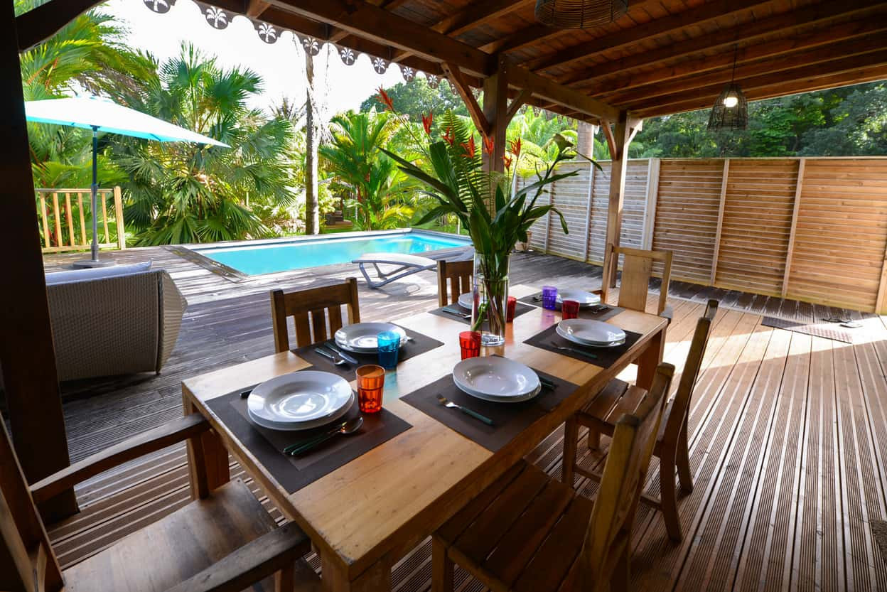 Villa LAS PALMAS location Sud Martinique piscine au mileu d'un jardin