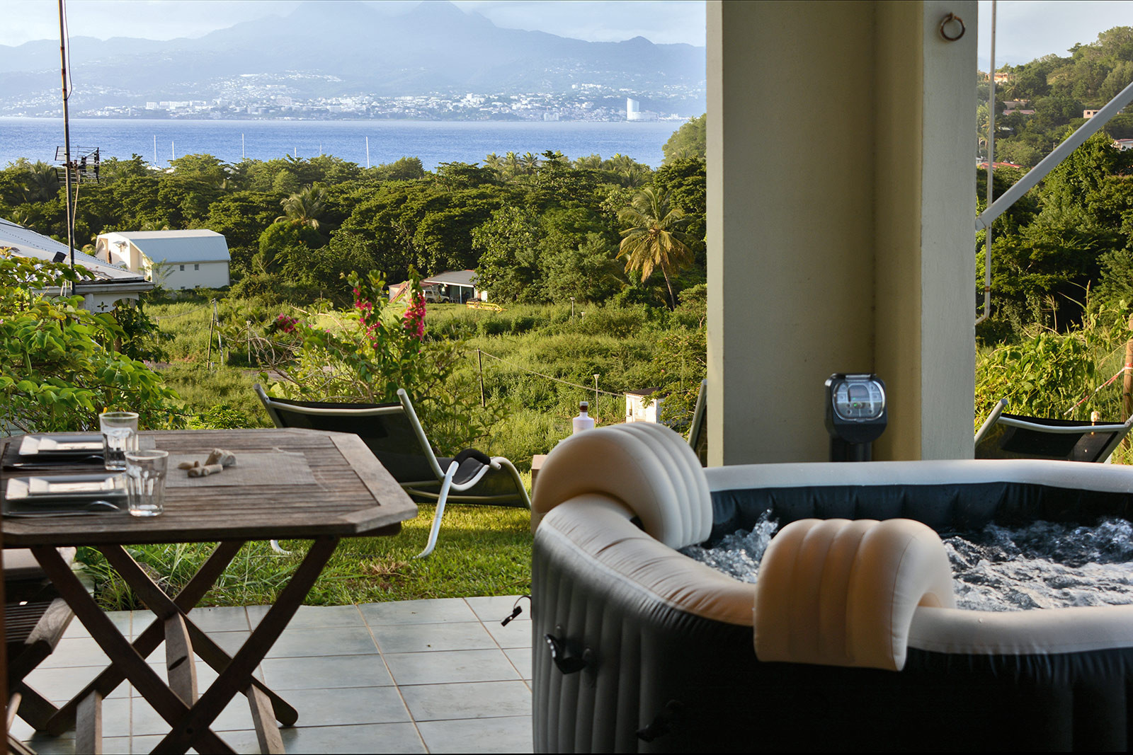 Atol rental Anse à l'Ane Martinique sea view - Le spa sur la terrasse