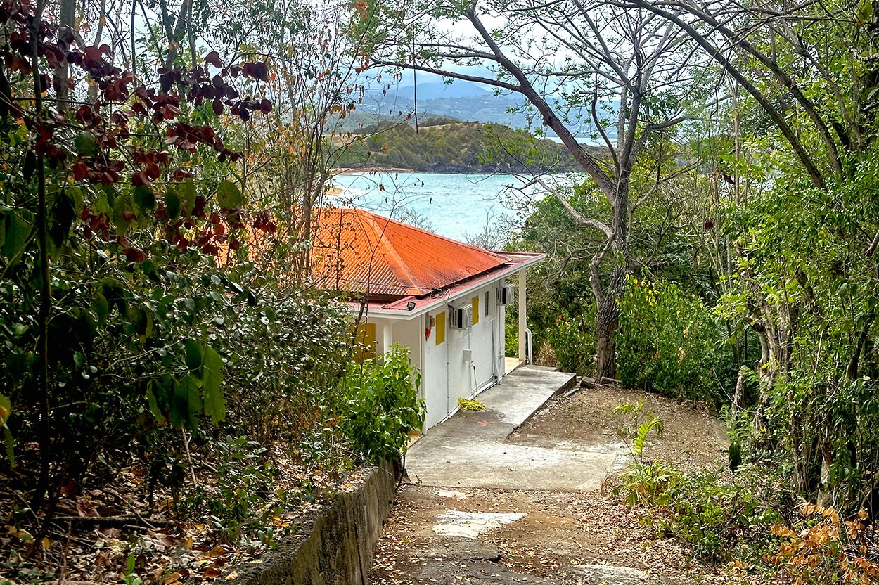 PETITE MAISON des BOIS Tartane Location Martinique vue et accès mer - La petite maison cachée dans les bois