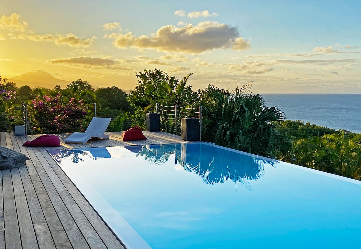 La SUPERBE Villa du Surf, piscine débordement vue mer plage à 50m, location Martinique Tartane - Coucher de soleil sur la montagne Pelée
