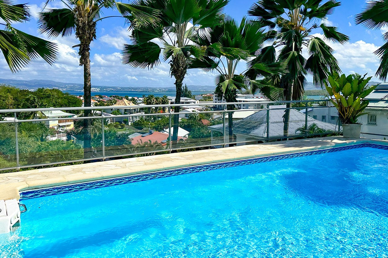 Kai Line location haut de villa Martinique Trois Ilets piscine vue mer - Belle vue sur la baie de Fort de France