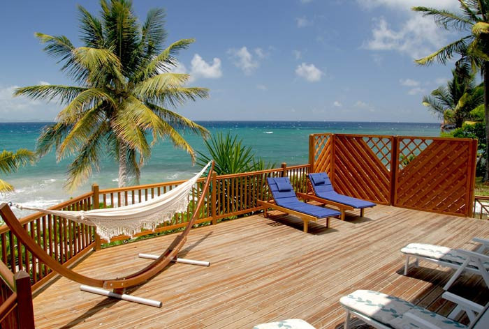 La TERRASSE F5 location Martinique vue mer plage 50 m - le Diamant - La terrasse privée de votre location , domine la plage