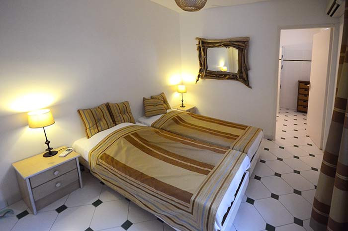 La première chambre lits simples, climatisée avec salle de bains.