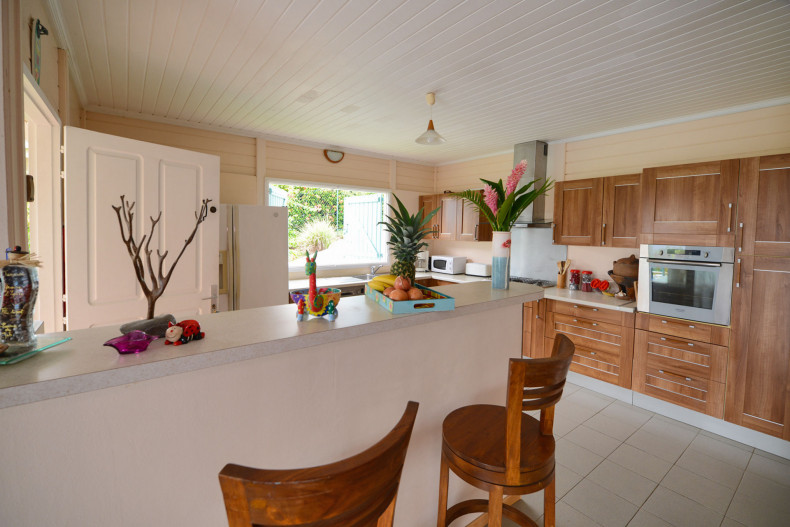 Assis au bar américain de la cuisine le robert