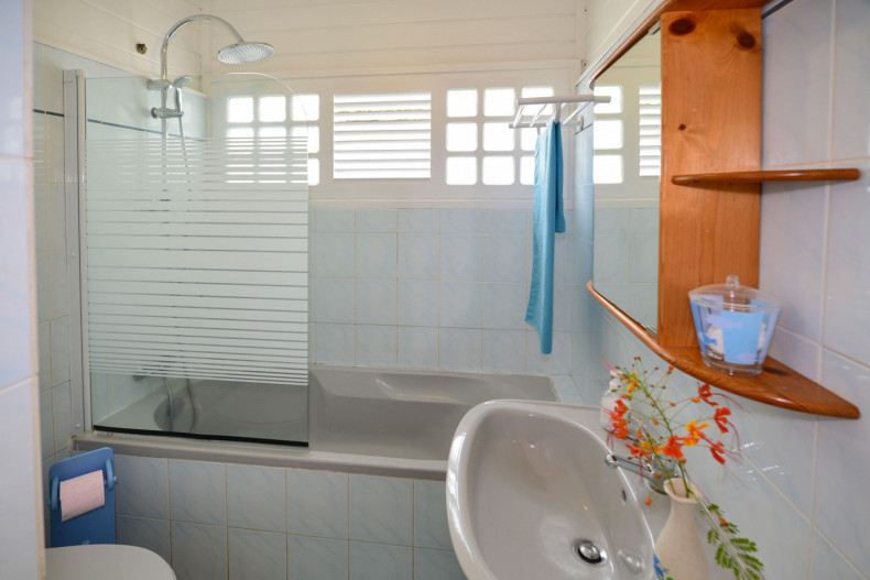 La salle de bain commune au rez de chaussée