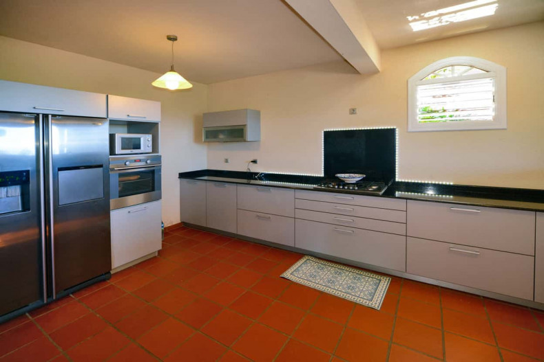 La cuisine équipée ouverte sur le séjour