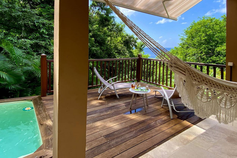 La climatisée grande penderie vue sur piscine