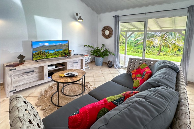 Location belle villa Sainte Anne Martinique TV