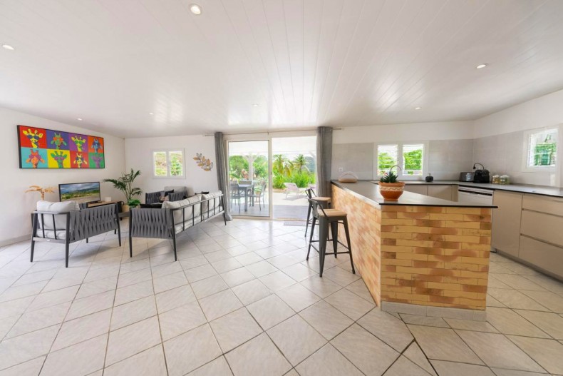 Bungalow sainte anne avec piscine salon cuisine